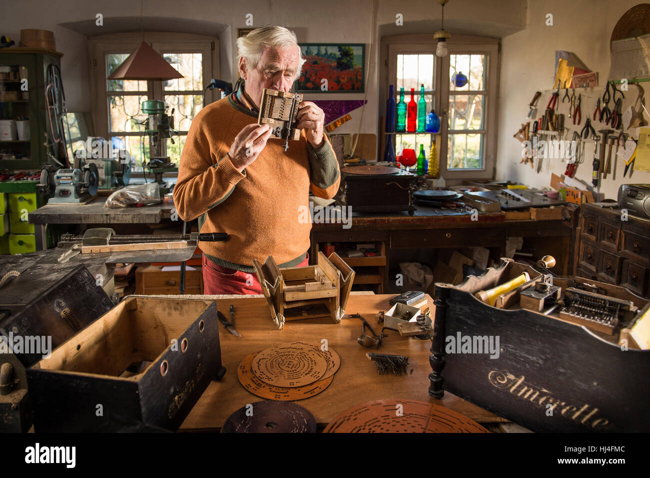 Drehorgel-Generator, Workshop, Mann hineinblasen Stimmstock, Überprüfung von Tönen mit dem Mund, Grassau, Bayern, Oberbayern Stockfoto