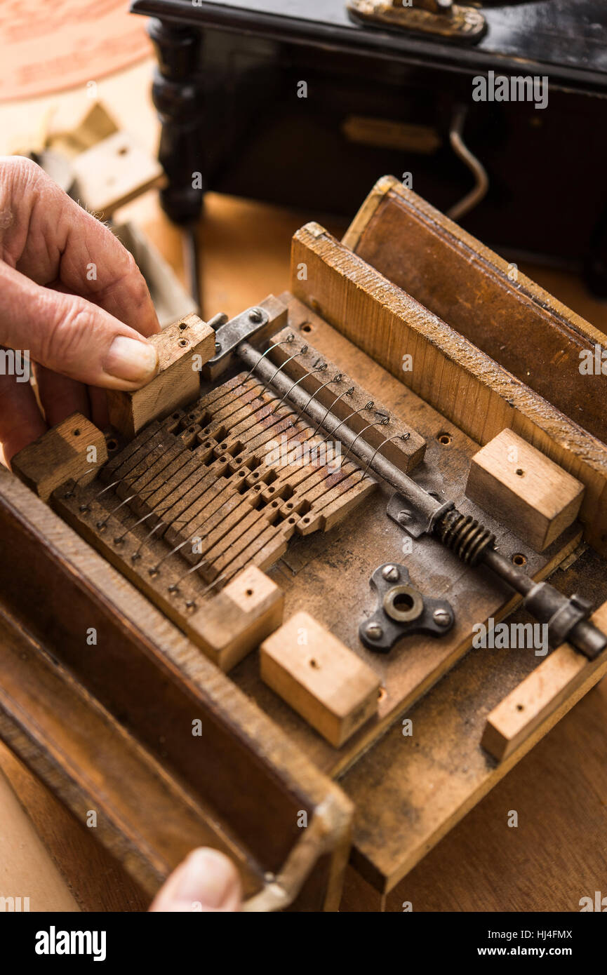 Drehorgel-Herstellung, Workshop, Hände Stimmstock zwischen Balg, Grassau, Upper Bavaria, Bavaria, Germany Stockfoto