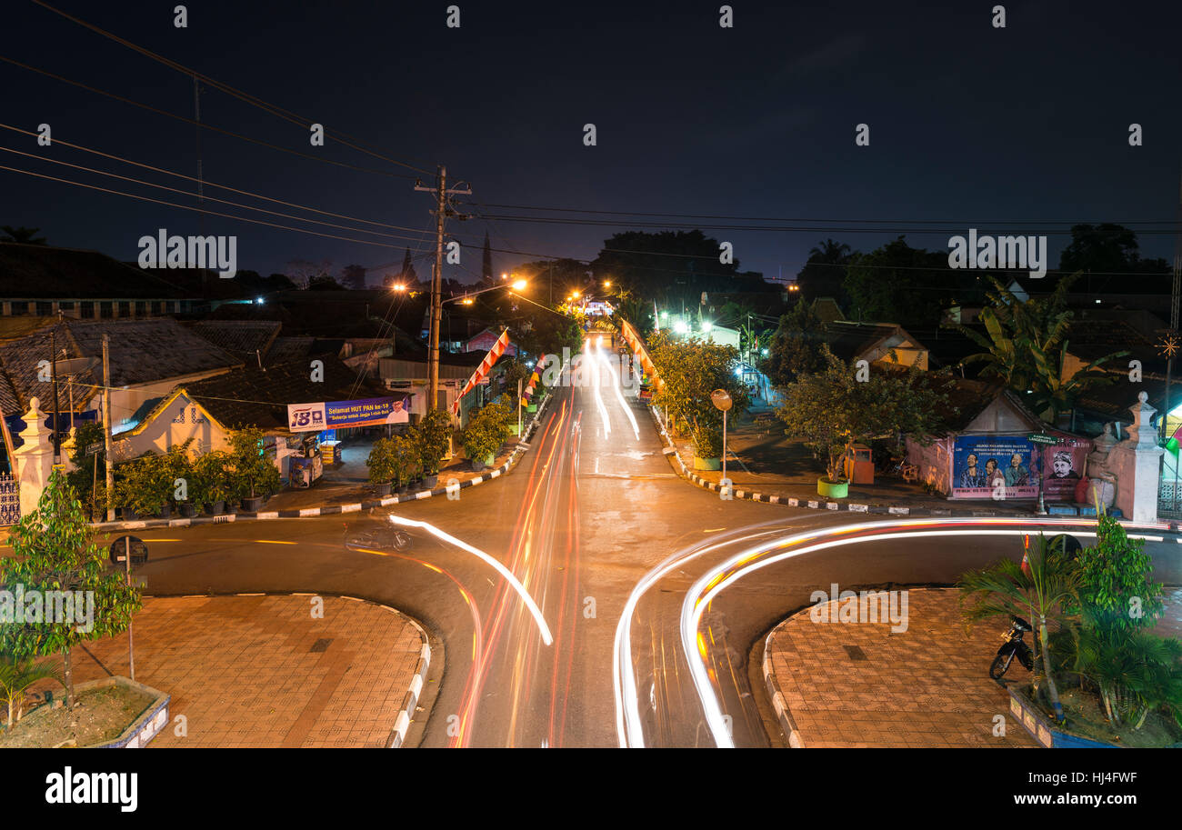 Kreuzung, Straße in der Nacht mit helle Streifen verschwommen Autolichter, Yogyakarta, Java, Indonesien Stockfoto