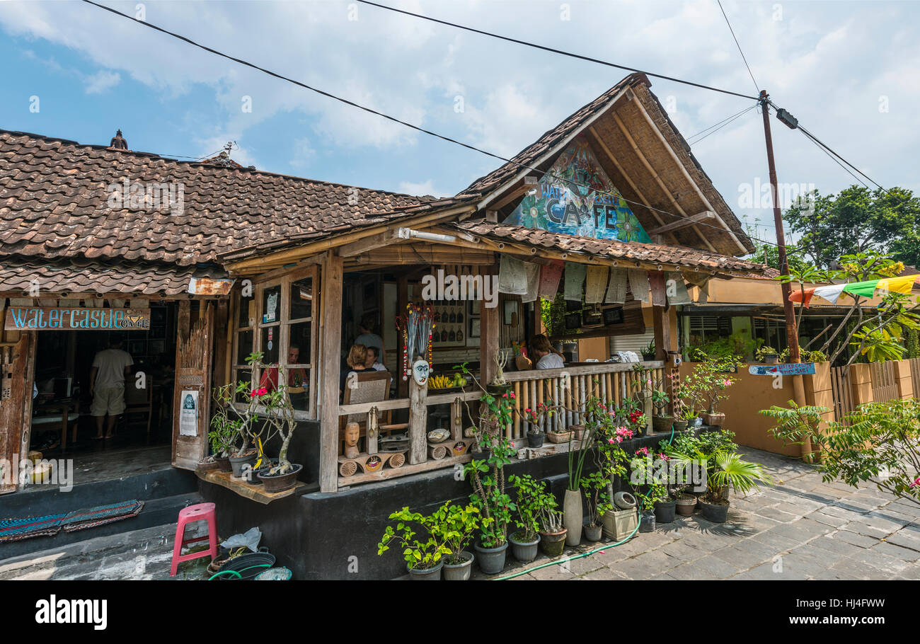 Touristen in Wasserburg Café, Yogyakarta, Java, Indonesien Stockfoto