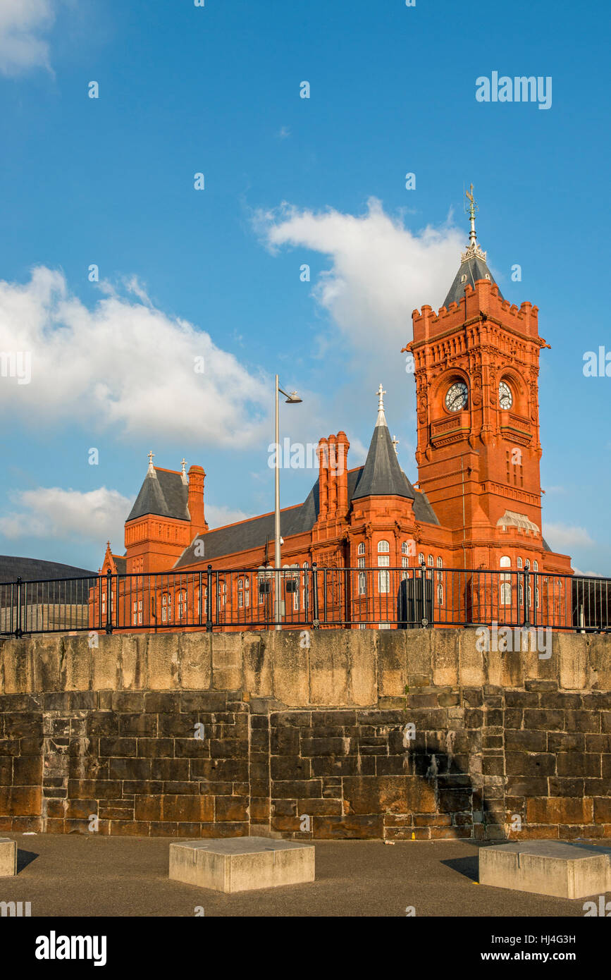 Cardiff Bay zeigt das Pierhead Gebäude Stockfoto