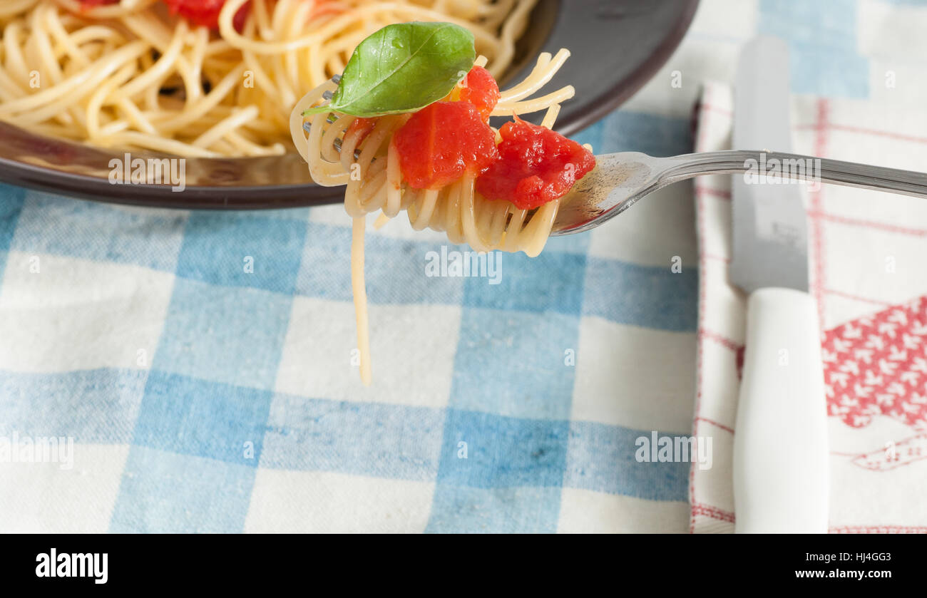 Spaghetti mit frischen Tomaten und Basilikum Stockfoto