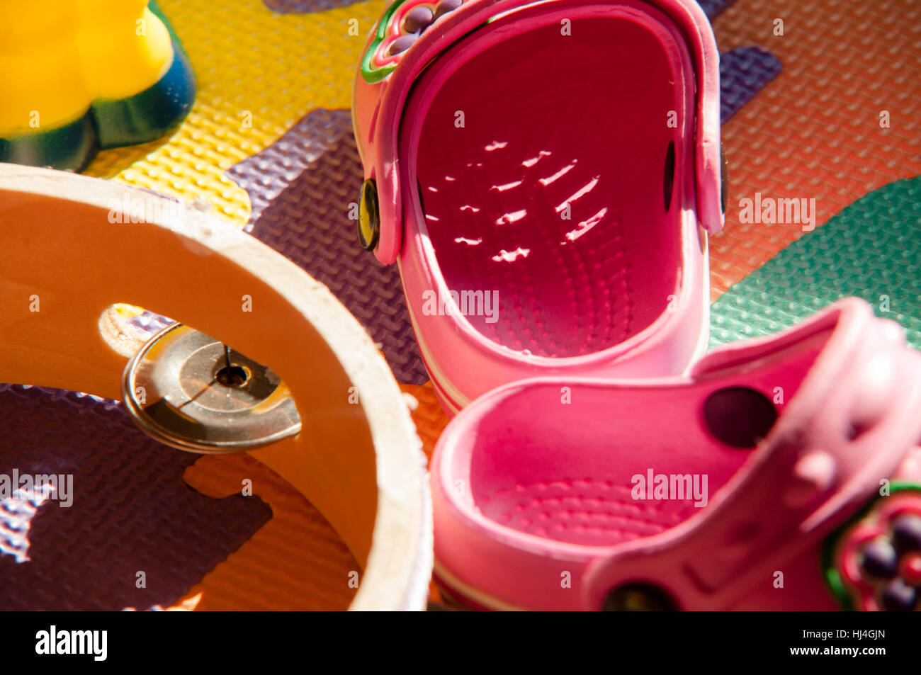 Teppich von Kindern mit über kleine Schuhe und Spielwaren Stockfoto