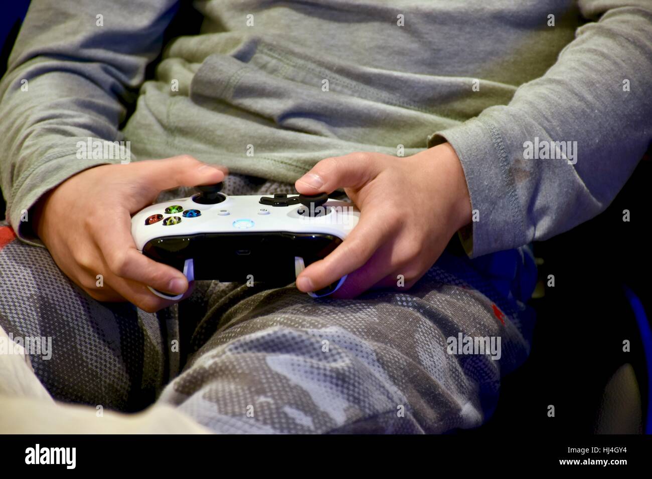 Eine junge Teen hält einen Xbox One Controller beim Xbox spielen Stockfoto