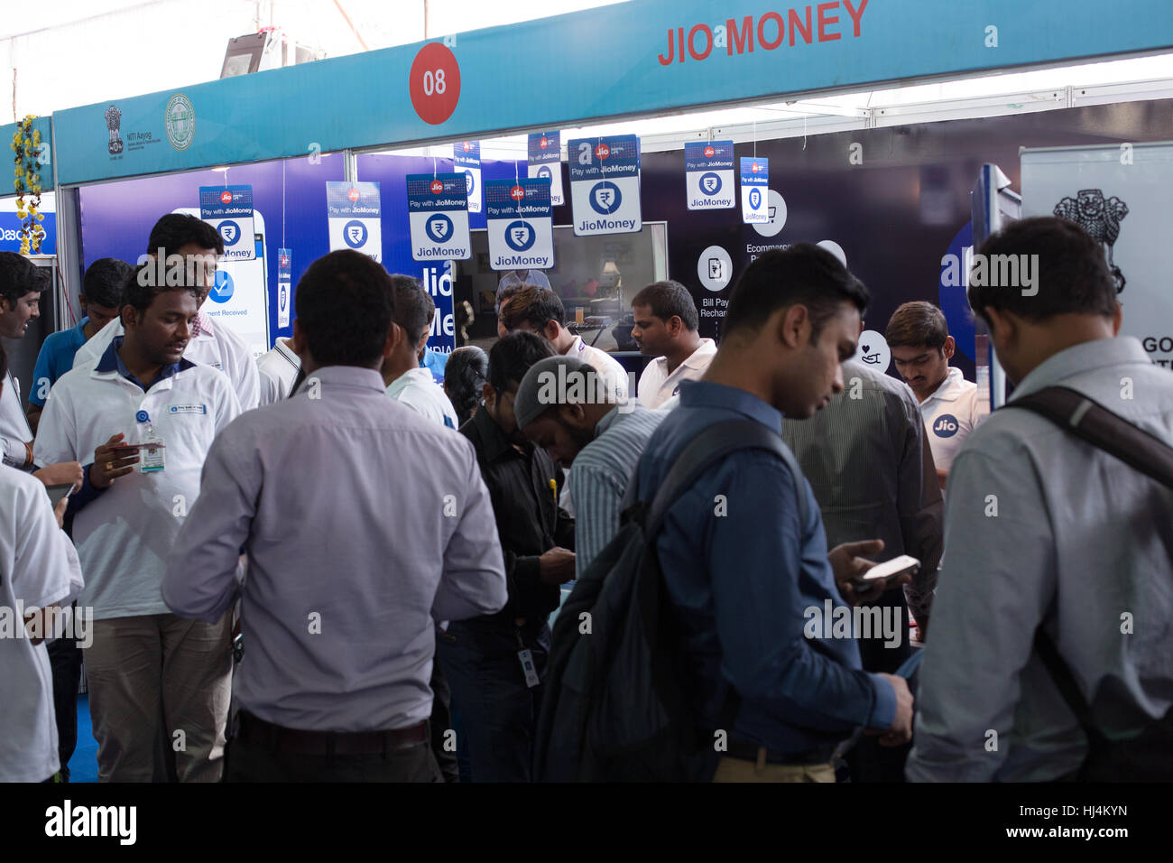 HYDERABAD, Indien - Januar 19,2017 Besucher im JioMoney stall Digi Dhan Mela Volkspartei Plaza in Hyderabad. Stockfoto