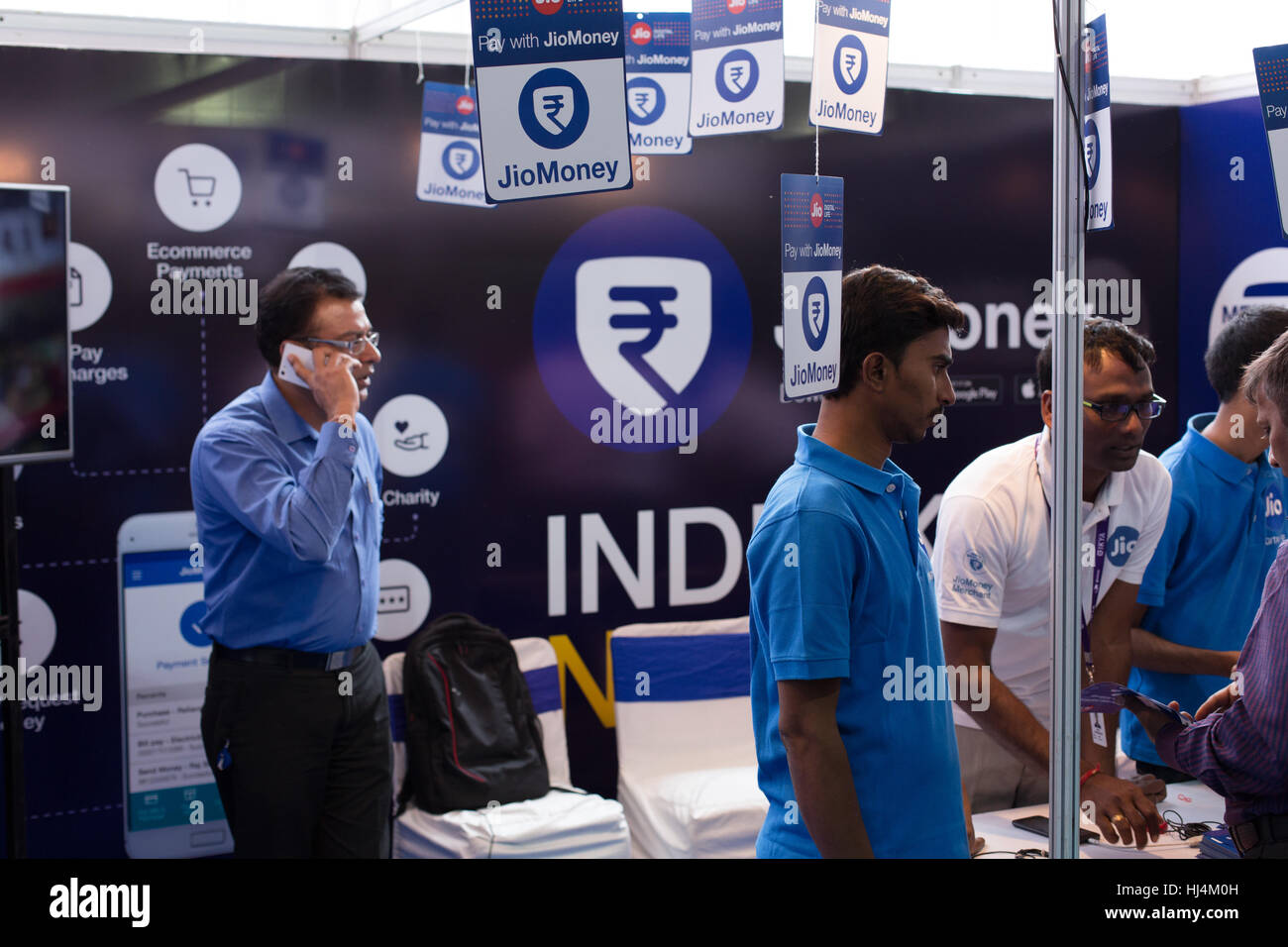 HYDERABAD, Indien - Januar 19,2017 Besucher im JioMoney stall Digi Dhan Mela Volkspartei Plaza in Hyderabad. Stockfoto