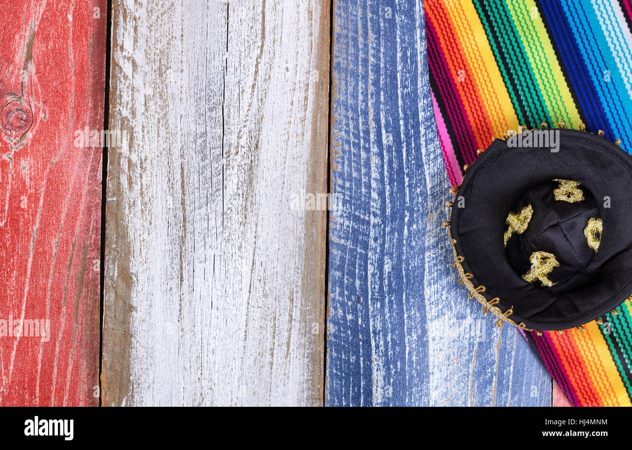 Cinco De Mayo Ferienkonzept in USA mit mexikanischen Hut und Tischset Tüchern auf rustikalen Holz lackiert traditionelle Farben der Vereinigten Staaten. Stockfoto