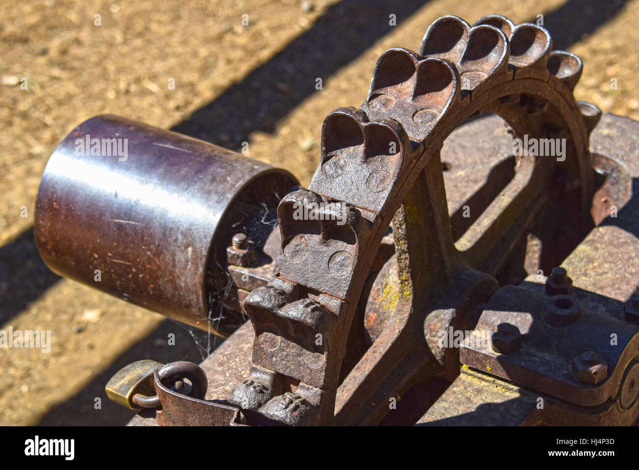 Alte Eisen-Wasserrad mit Eisen Eimer Stockfoto