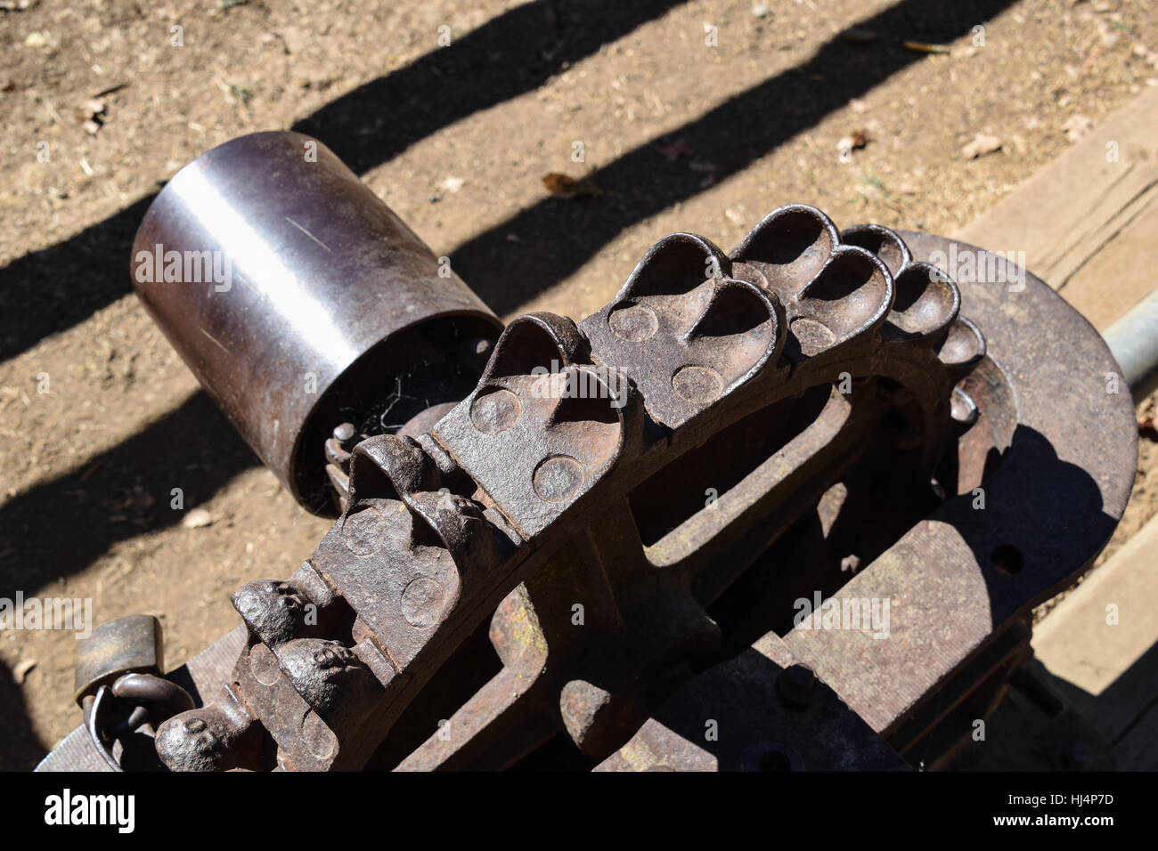 Alte Eisen-Wasserrad mit Eisen Eimer Stockfoto
