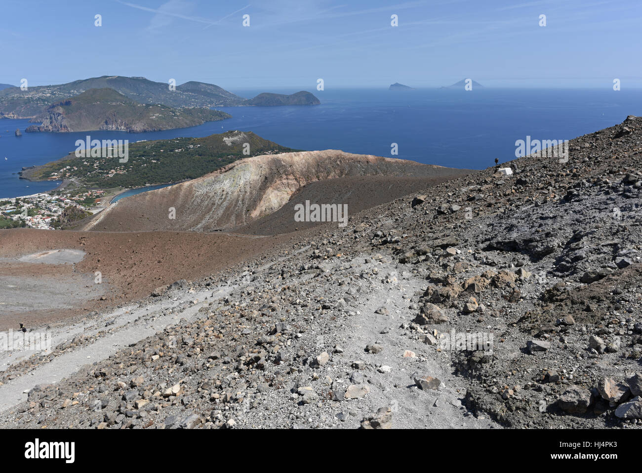 Wandern rund um den Gran Cratere auf Vulcano, einer der Äolischen Inseln vor Sizilien Stockfoto