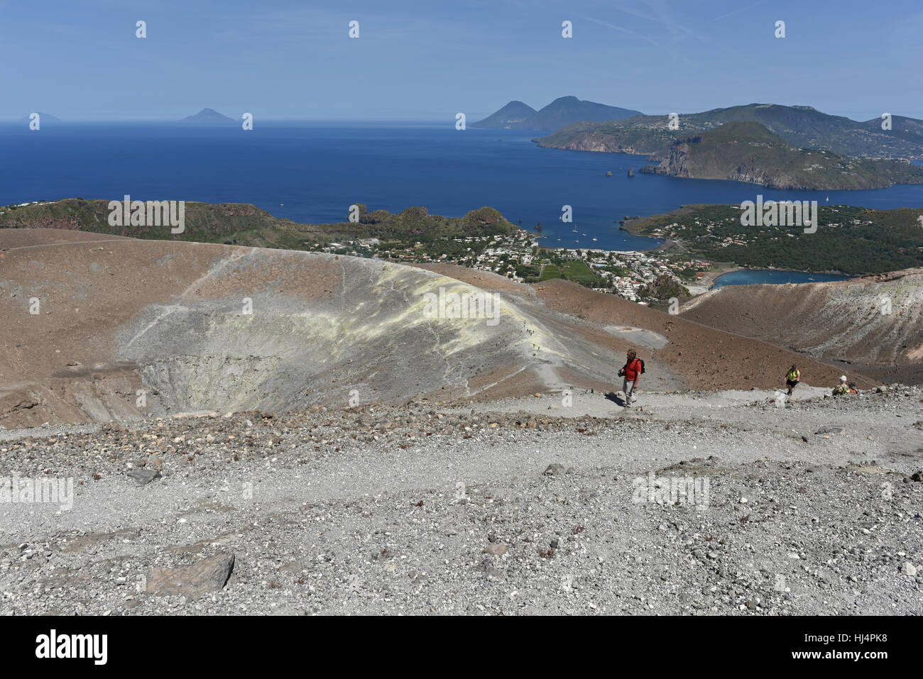 Blick von der Gran Cratere auf Vulcano von mehreren anderen Äolischen Inseln, einschließlich Lipari, Salina, Filicudi und Alicudi Stockfoto