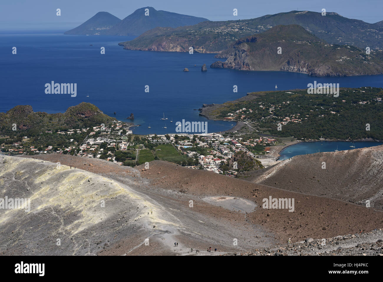 Blick von der Gran Cratere auf Vulcano von zwei der anderen Äolischen Inseln, Lipari und Salina mit Vulcanello im Vordergrund Stockfoto