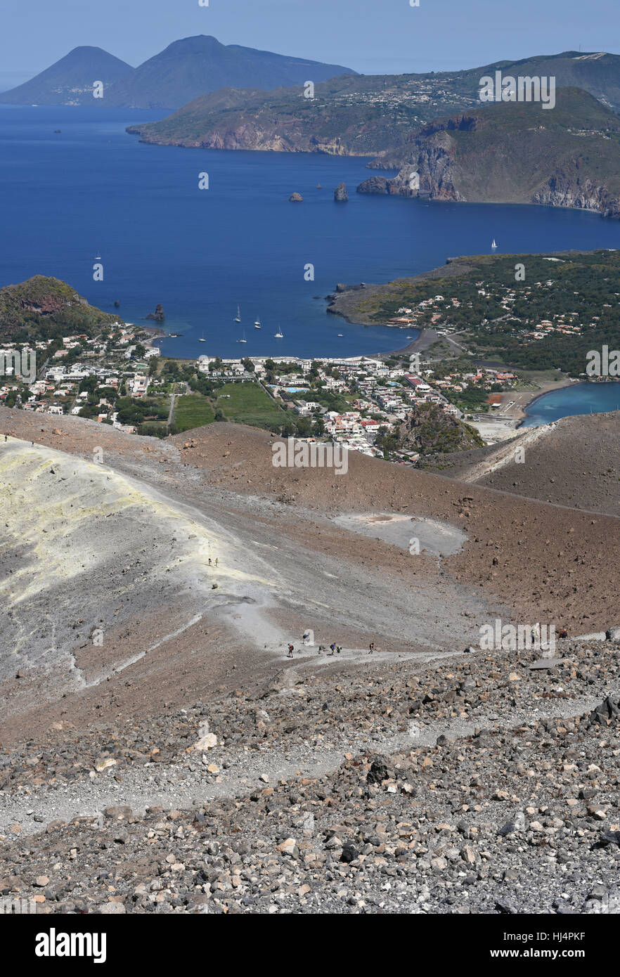 Blick von der Gran Cratere auf Vulcano von zwei der anderen Äolischen Inseln, Lipari und Salina mit Vulcanello im Vordergrund Stockfoto