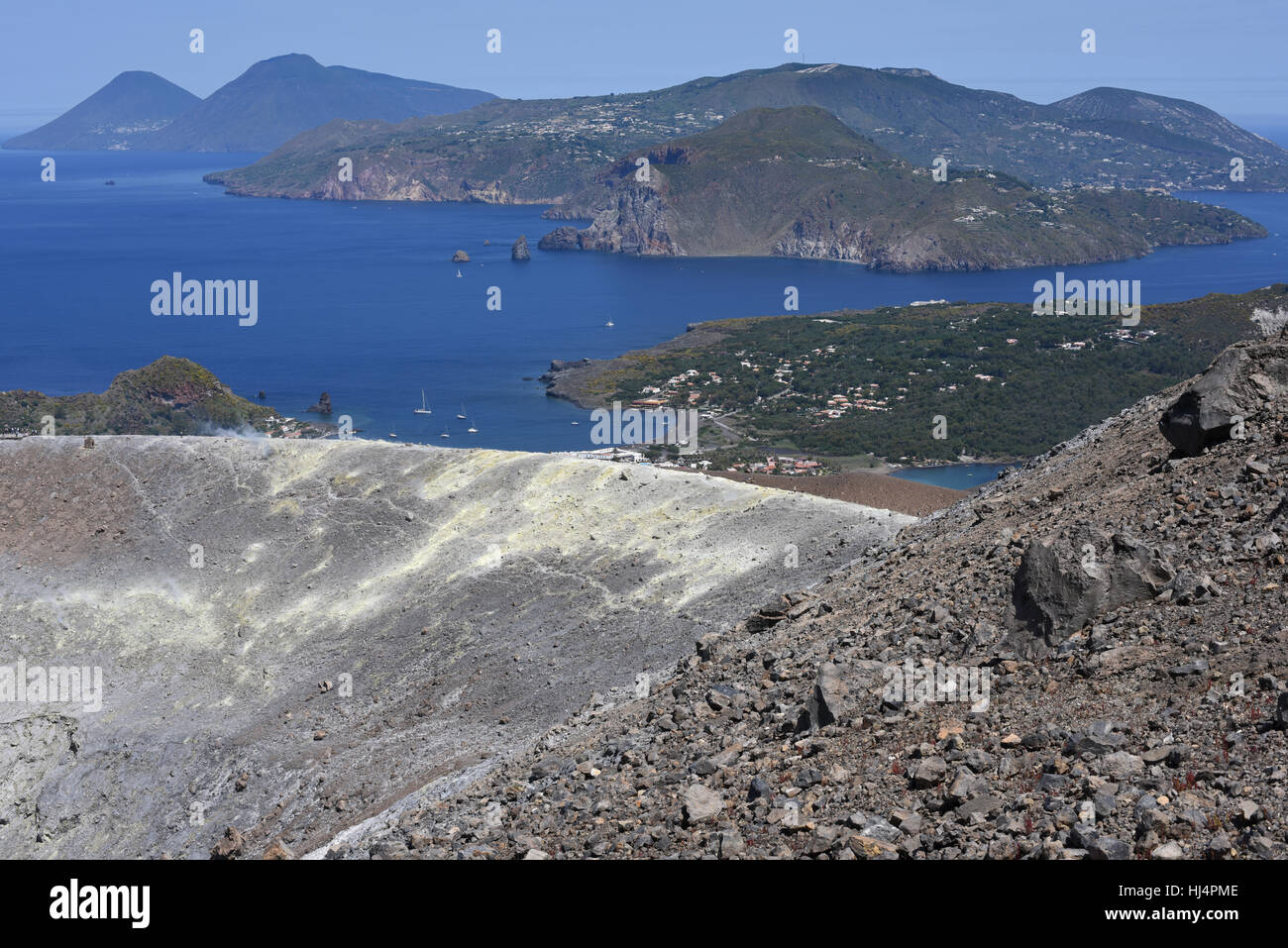 Blick von der Gran Cratere Vulcano und zwei der anderen Äolischen Inseln Lipari und Salina mit Vulcanello im Vordergrund Stockfoto
