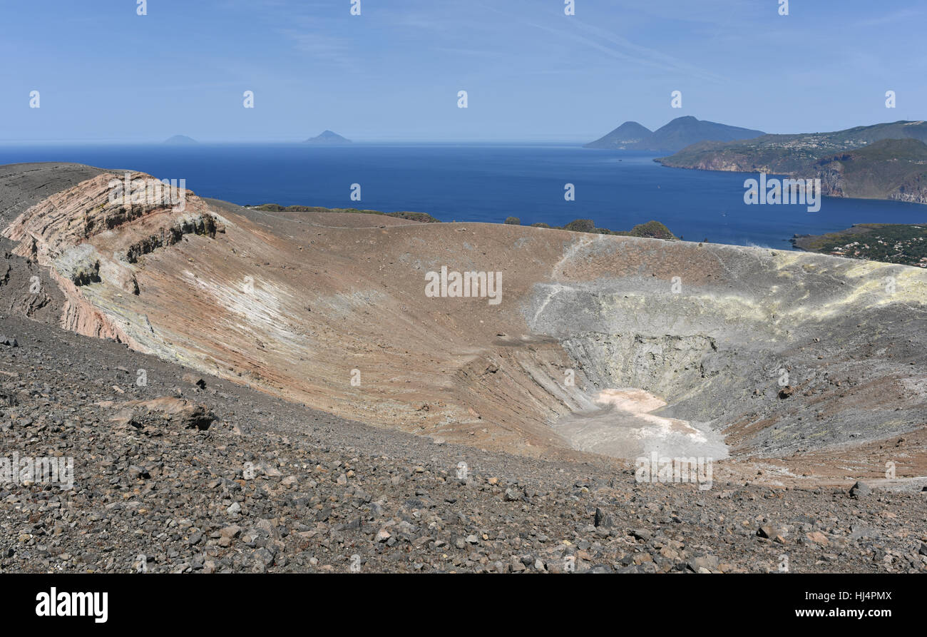 Blick von der Gran Cratere auf Vulcano von mehreren anderen Äolischen Inseln, einschließlich Lipari, Salina, Filicudi und Alicudi Stockfoto