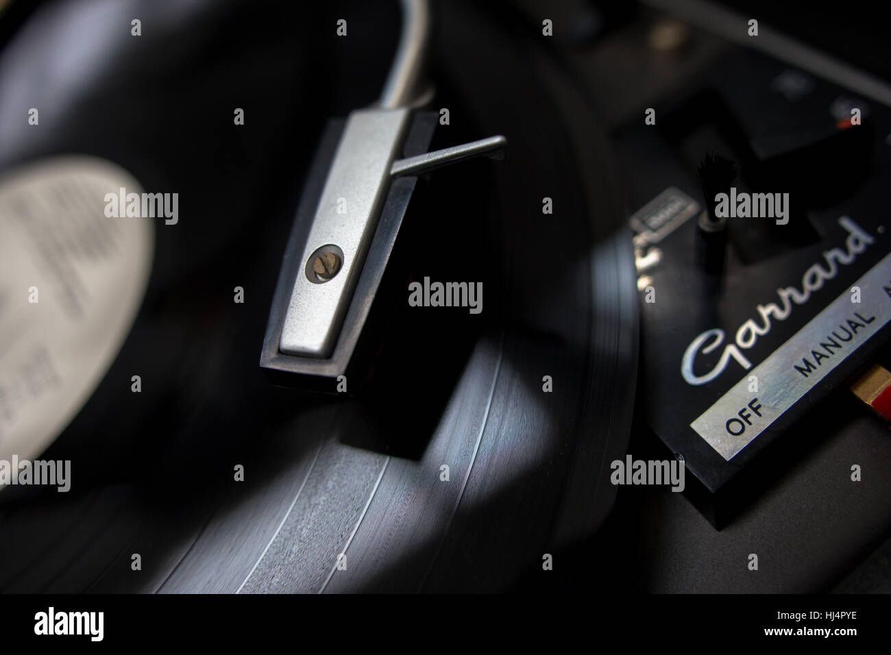 Schließen Sie herauf Bild der eine altmodische mono Plattenspieler (Garrard) zeigt den Stift Arm auf eine Schallplatte. Stockfoto