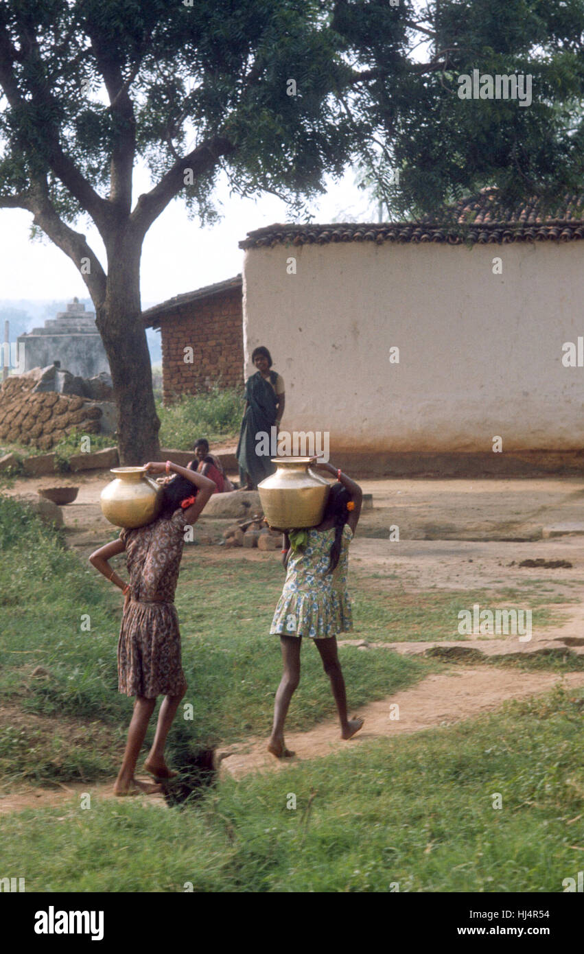 Indien junge Mädchen zu Hause Wasser in den Töpfen zu tragen Stockfoto