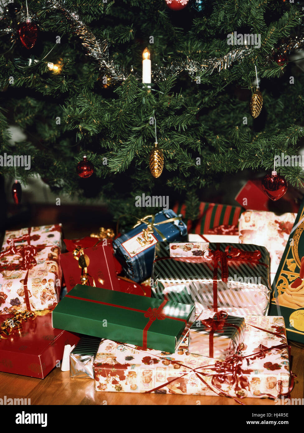 Weihnachtspakete unter dem Weihnachtsbaum-2015 Stockfoto