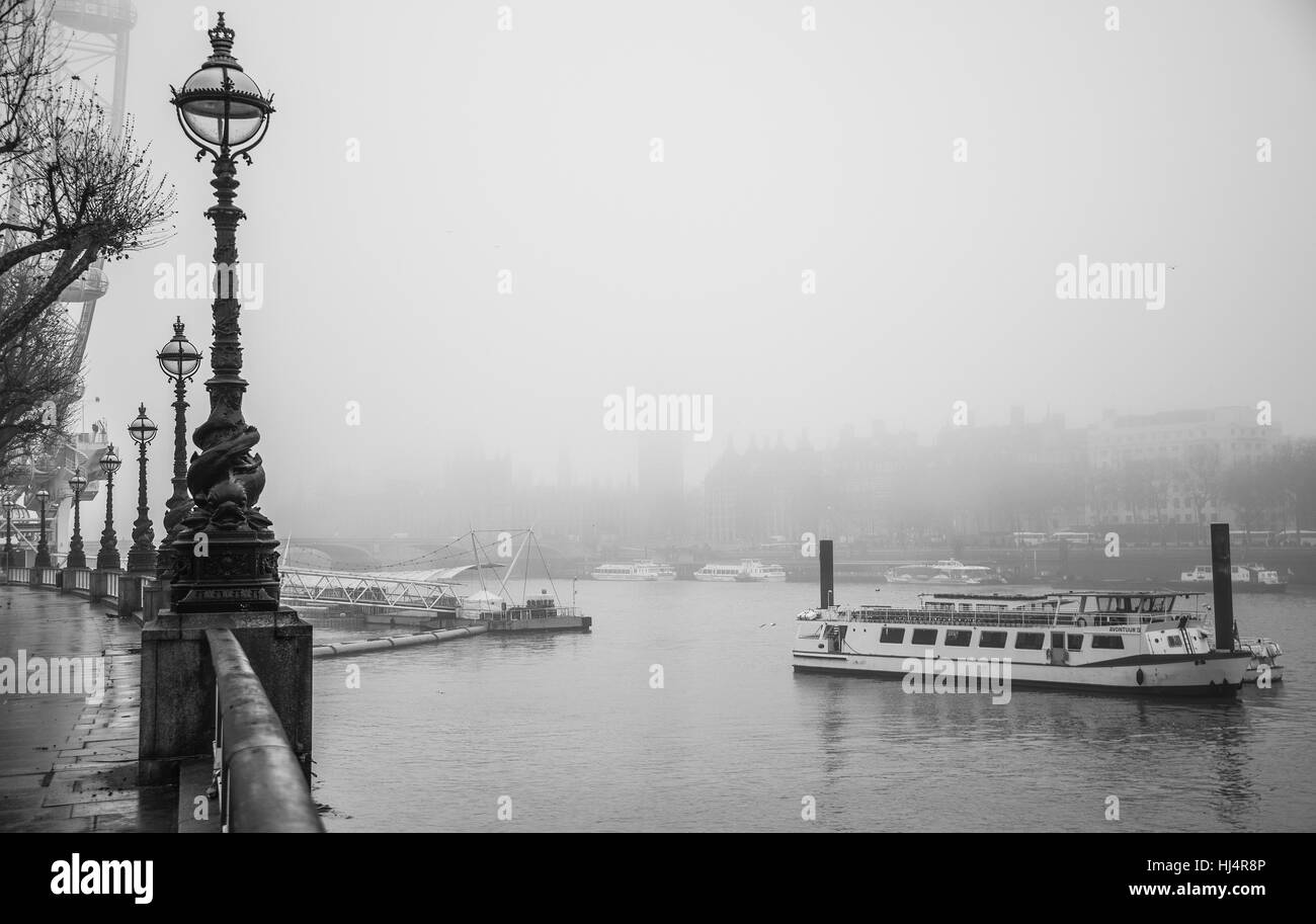 Der Blick auf die Themse durch den Winter Nebel Stockfoto