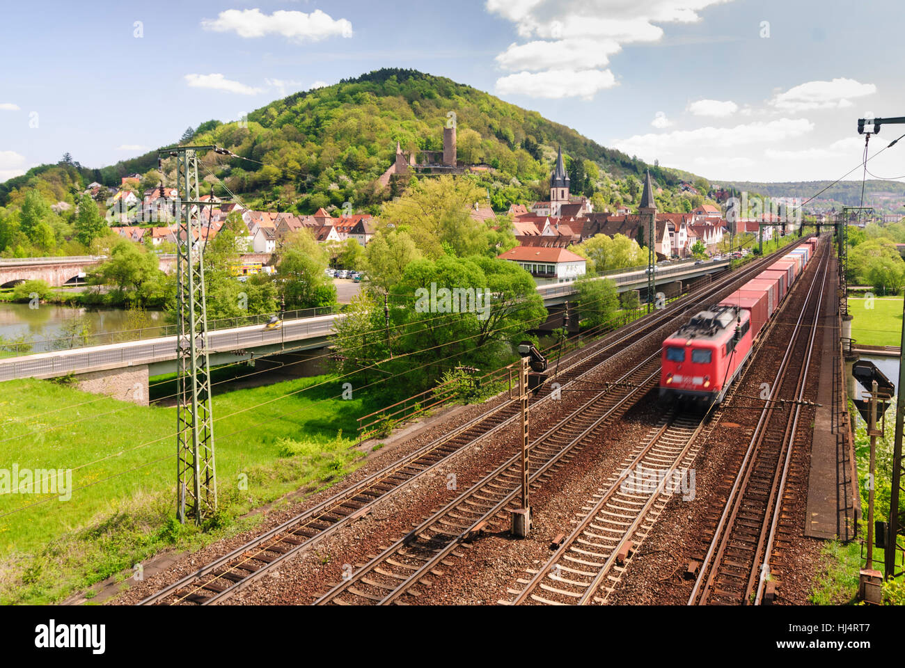 Gemünden am Main: City Center, Fluss fränkische Saale und Burg Ruine Scherenburg, Unterfranken, Unterfranken, Bayern, Bayern, Deutschland Stockfoto