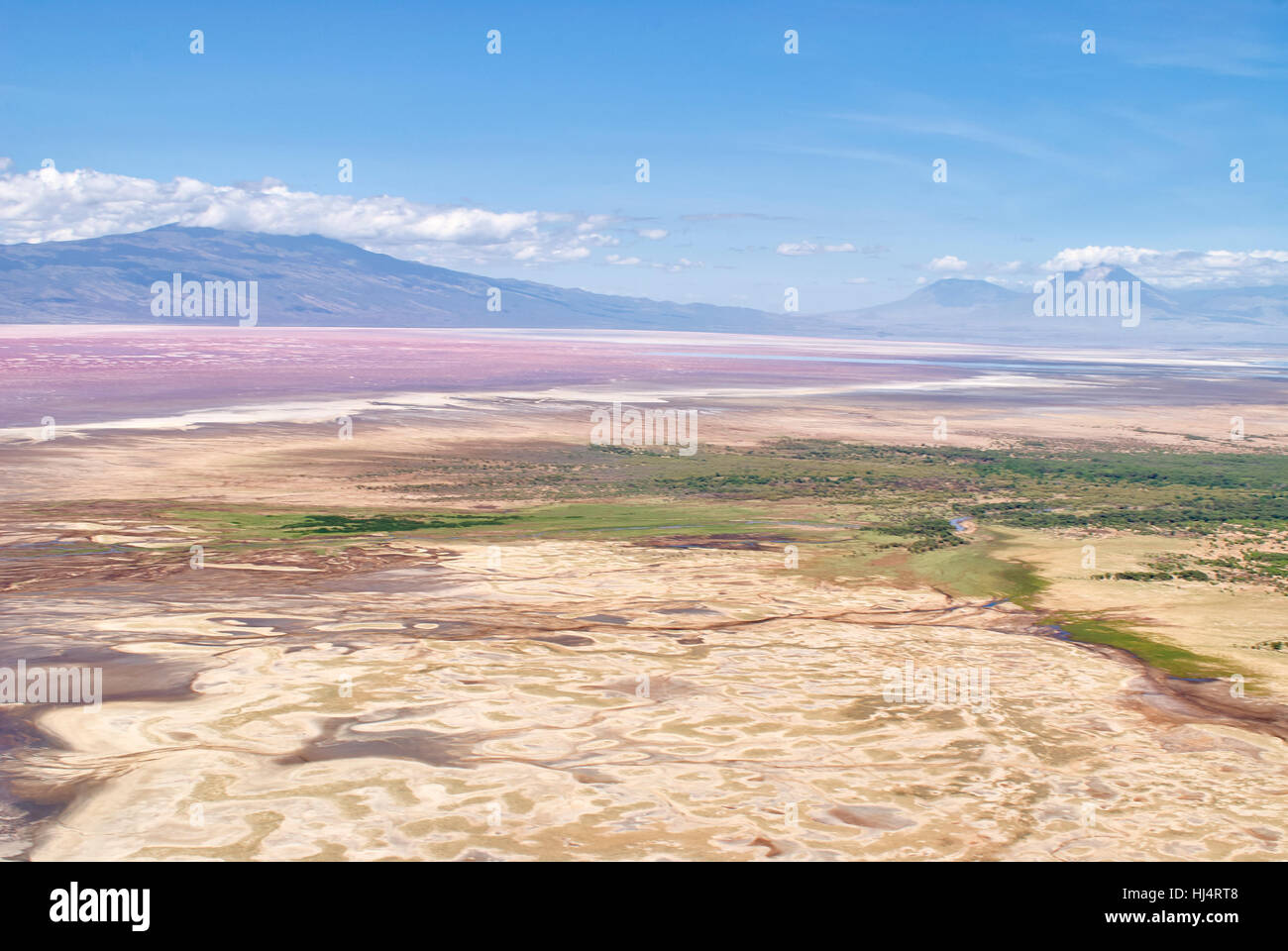 Rot gefärbten Lake Natron mit (von links nach rechts) Mt Gilai, Mt Keremasi und Mt Oldoinyo Lengai im Hintergrund (Luftbild) Stockfoto