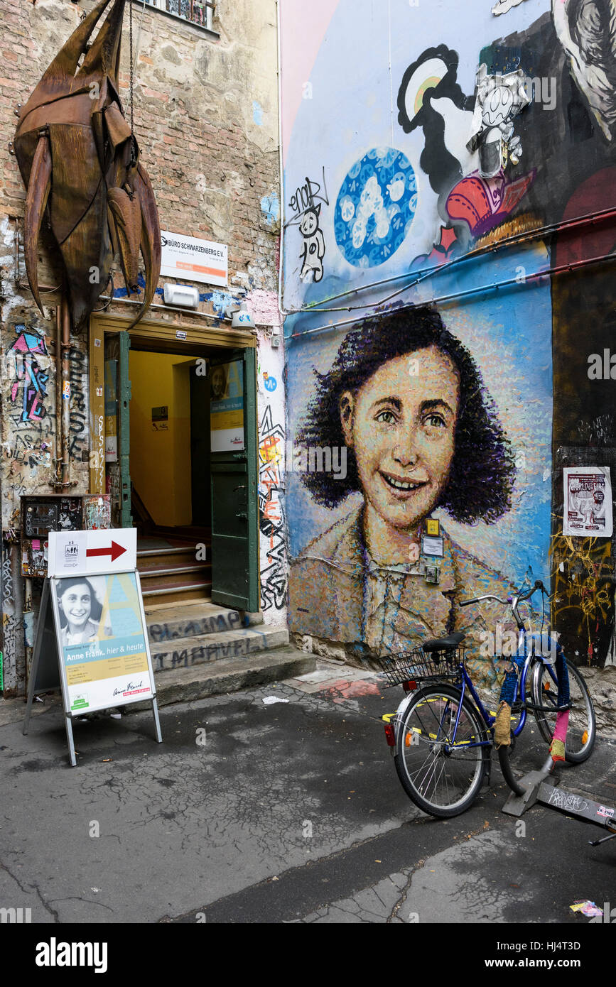 Berlin. Deutschland. Eintritt in die Anne Frank Zentrum im Innenhof des Haus Schwarzenberg in der Rosenthaler Straße Hackescher Markt. Stockfoto