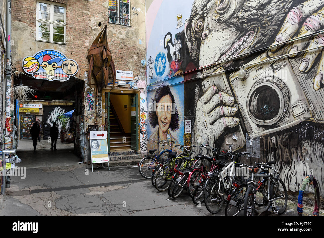 Berlin. Deutschland. Eintritt in die Anne Frank Zentrum im Innenhof des Haus Schwarzenberg in der Rosenthaler Straße Hackescher Markt. Stockfoto