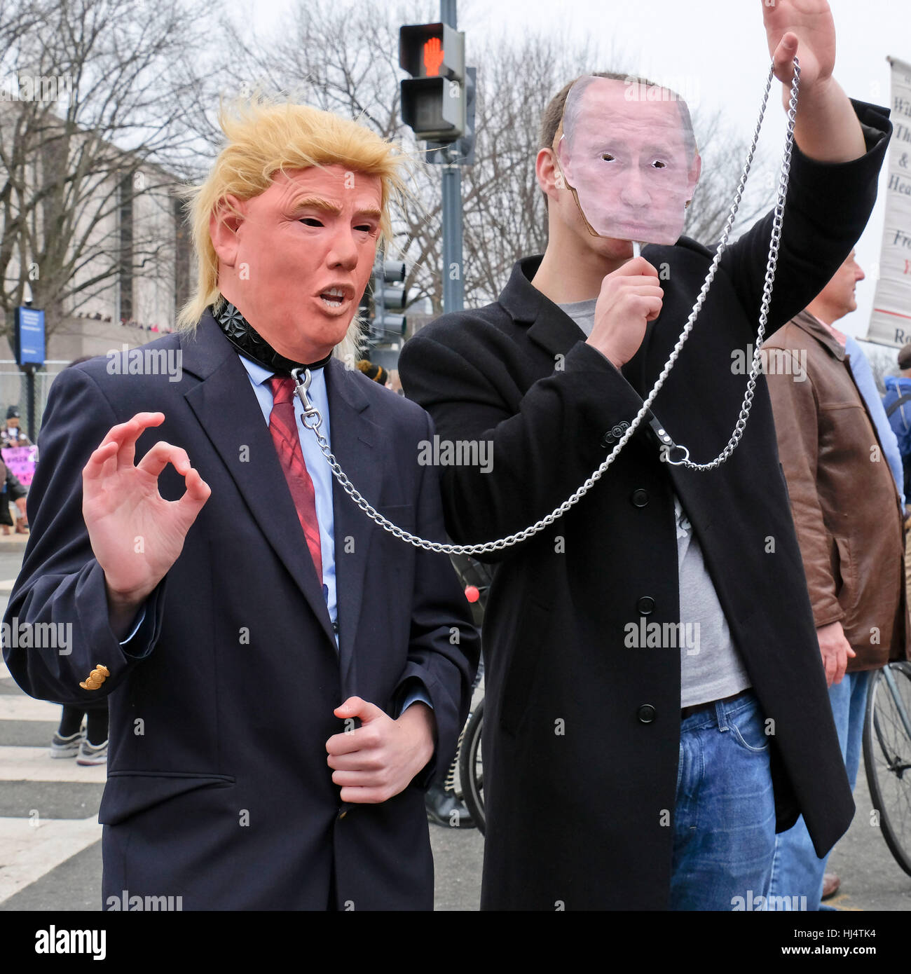 Zwei Männer imitieren Trump und Putin mit einem Hund Kette Hals Trumps bei der Frauen Marsch auf Washington DC am 21. Januar 2017 Stockfoto