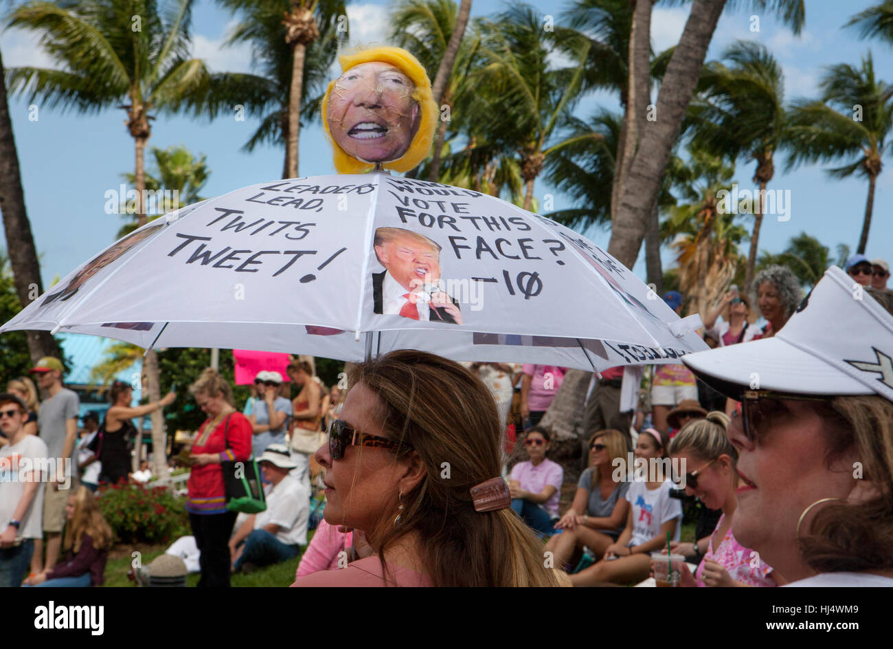 Mehrere tausend Menschen, meist Frauen, versammelten sich Meyer Amphitheater in West Palm Beach, die Amtseinführung von Präsident Donald Trump zu protestieren. PresId Stockfoto
