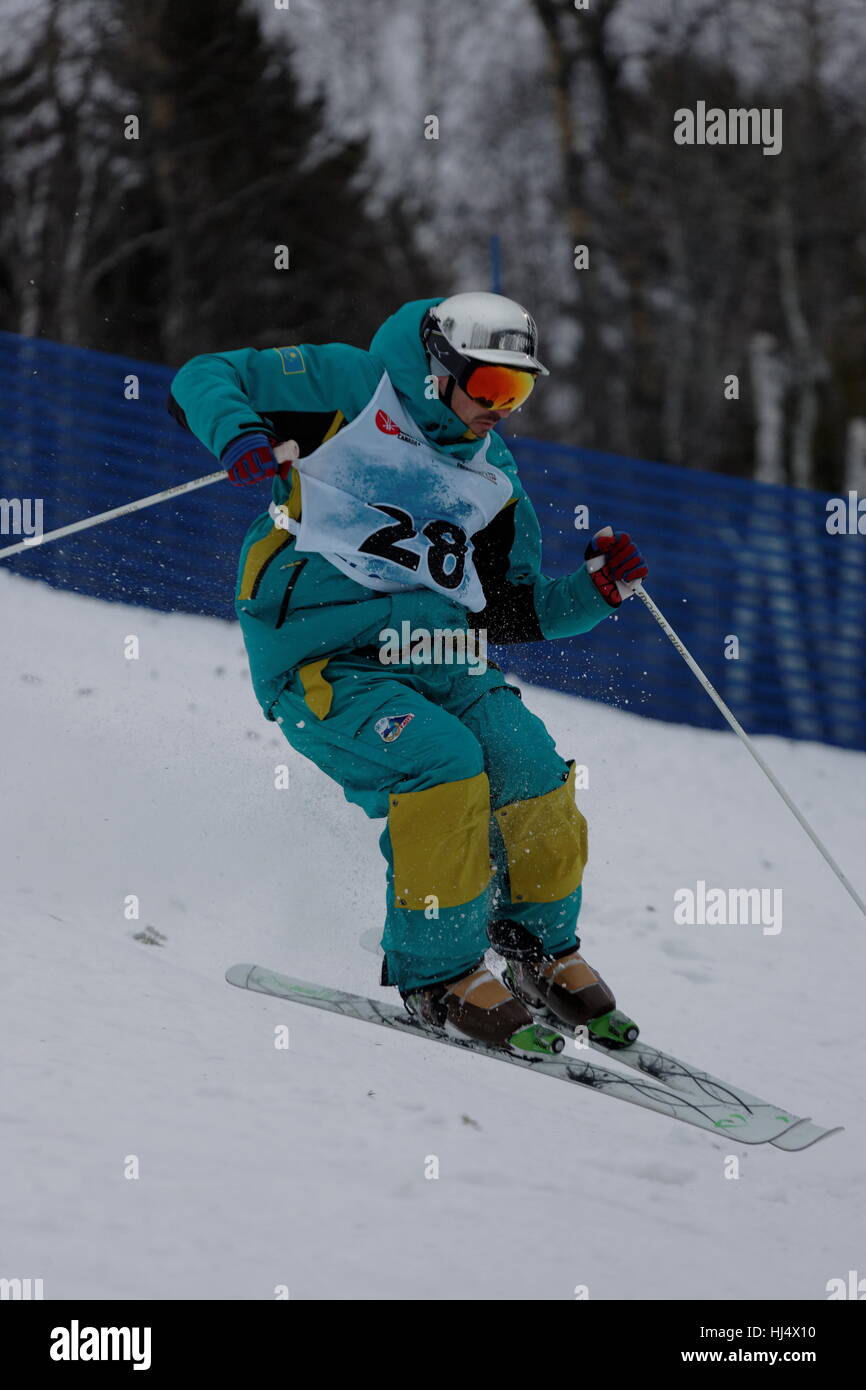 Dmitriy Barmashov (Kaz) konkurriert bei der FIS Freestyle Ski Welt Cup 2017 Herren Buckelpiste Veranstaltung im Val Saint-Come, Quebec Stockfoto