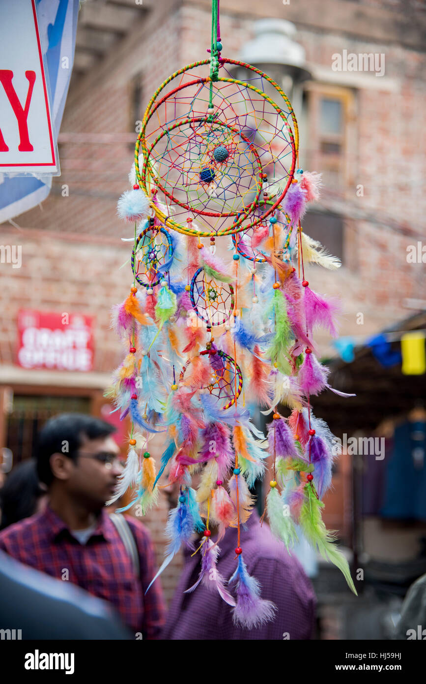 Dreamcatcher für Verkauf in einem Shop in Neu-Delhi, Indien. Es ist eine handgefertigte Objekt basierend auf einer Weide Reifen. Stockfoto