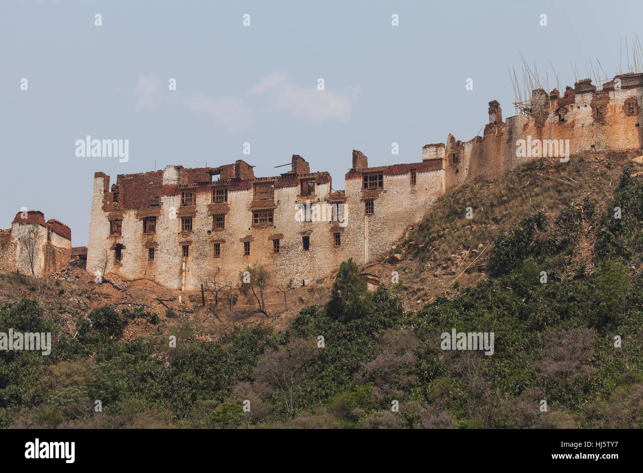 Wangdue Phodrang Dzong nach 2012 Feuer, das sie größtenteils zerstört. Stockfoto