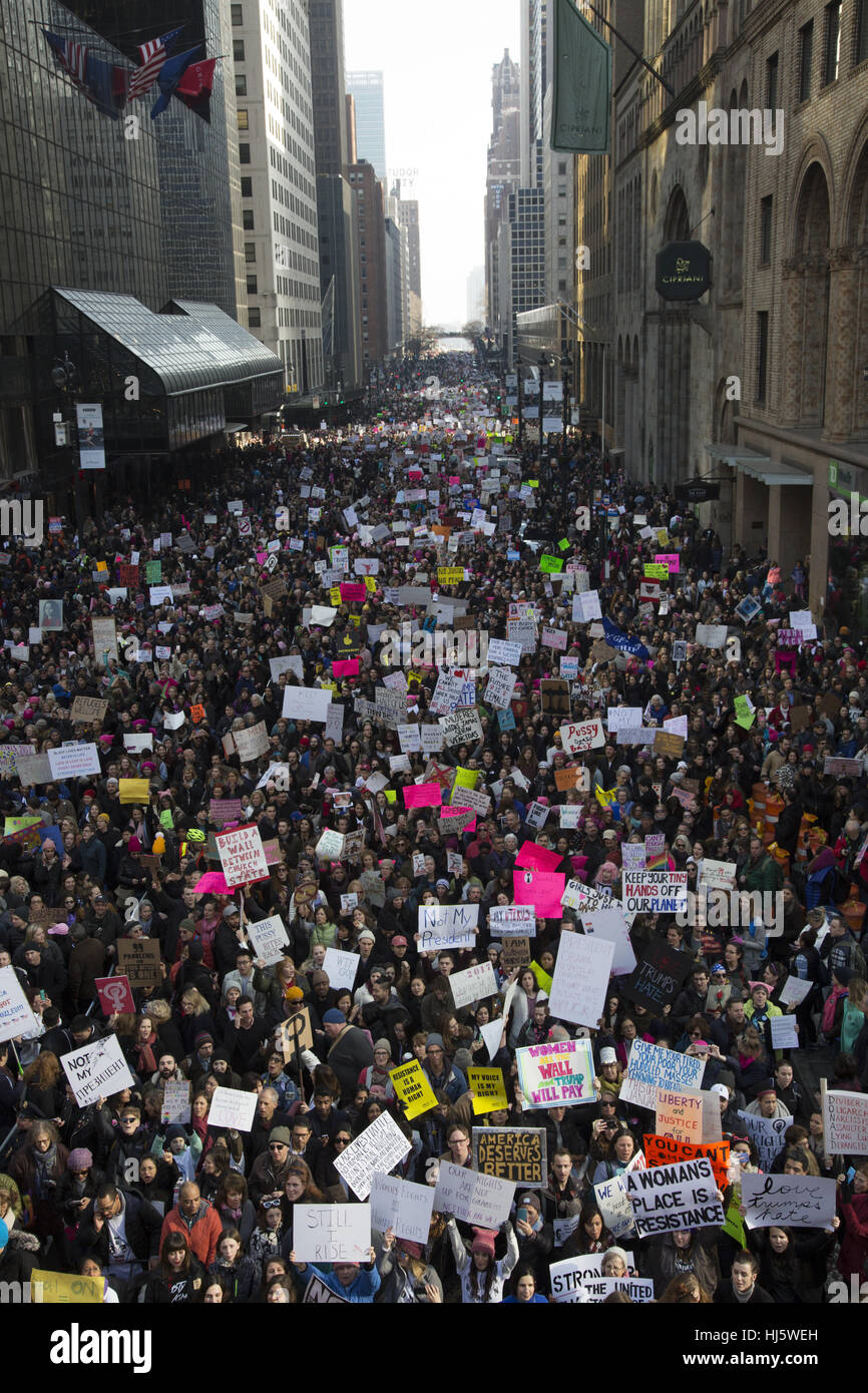 New York, USA. 21.. Januar 2017. Zehntausende marschieren in New York City, um die Trump-Regierung über viele ernsthafte Probleme zu informieren. (42. Street,) Quelle: David Grossman/Alamy Live News Stockfoto