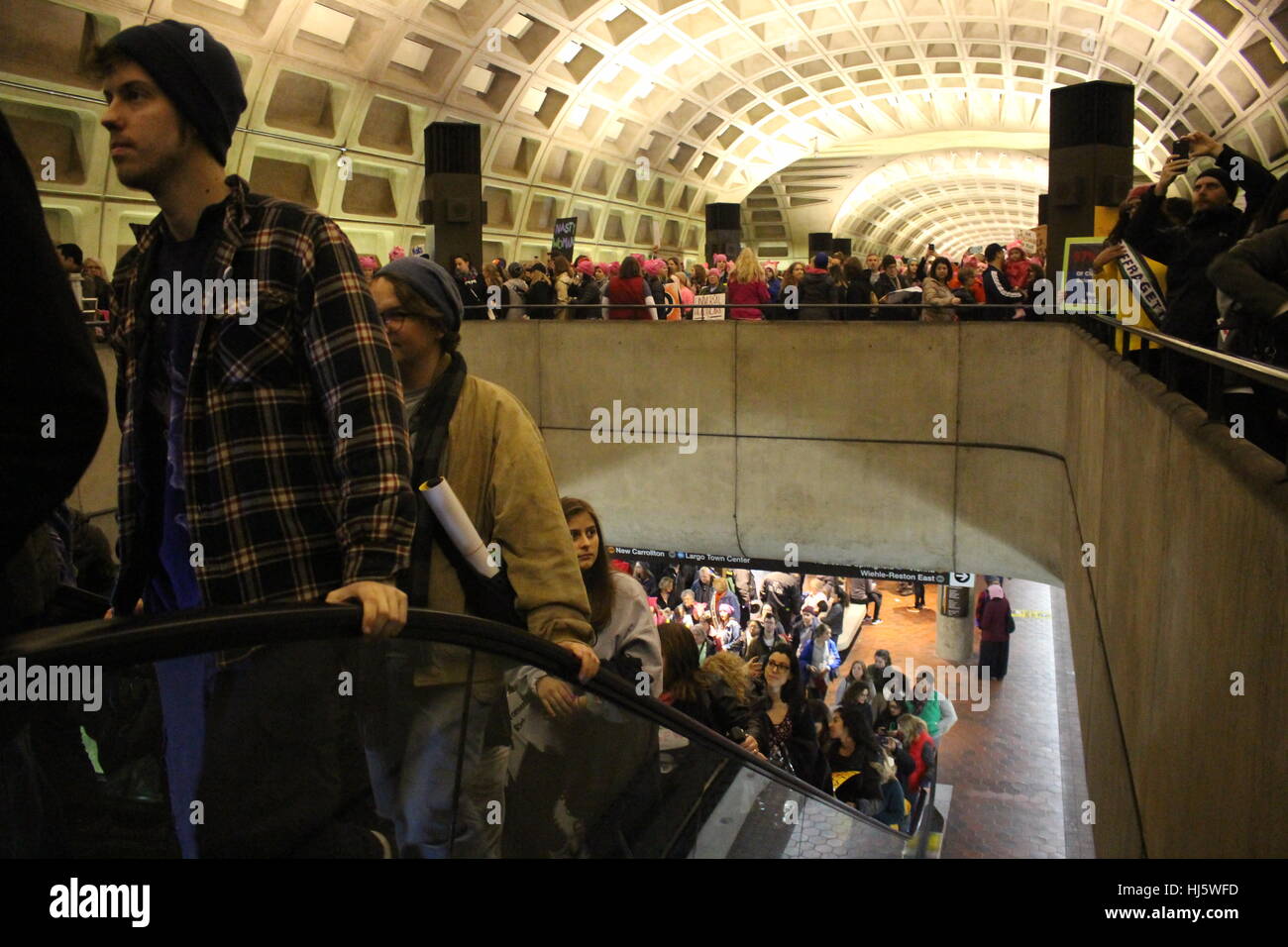 Distrikt von Columbia, USA. 21 Jan, 2017. Menschen verlassen Sie die U-Bahn im März zu verbinden. Stockfoto