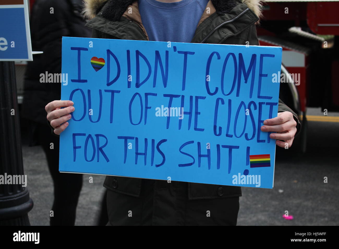 Distrikt von Columbia, USA. 21 Jan, 2017. LGBT-Person hält Schild mit den Worten "ICH KOMME AUCH NICHT AUS DEM Schrank für diesen Scheiß!" und einen Regenbogen Herzen und Streifen. Stockfoto