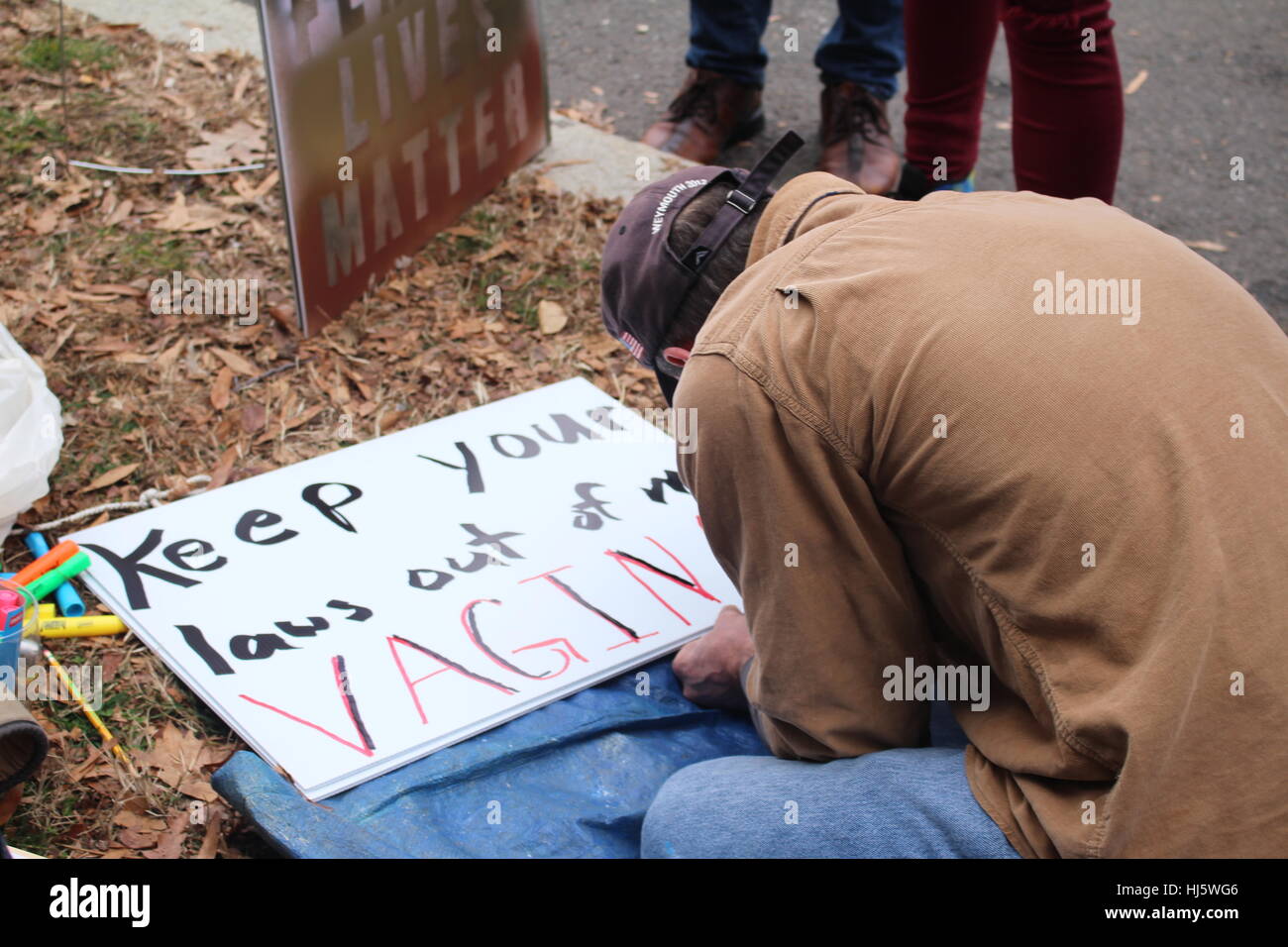 Distrikt von Columbia, USA. 21 Jan, 2017. Ein Mann erstellen Anzeichen für optionale Spenden schreibt "ihre Gesetze aus meiner Vagina Halten' auf ein Zeichen. Stockfoto