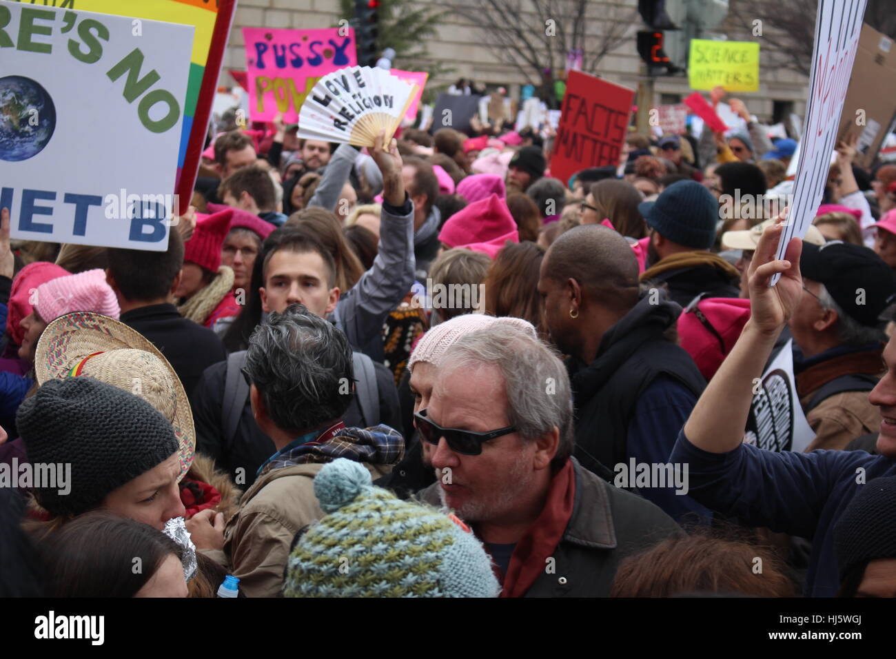 Distrikt von Columbia, USA. 21 Jan, 2017. Überblick über die Demonstranten auf einer Straße mit verschiedenen Zeichen versammelt. Stockfoto