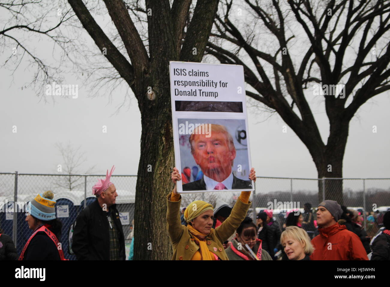 Distrikt von Columbia, USA. 21 Jan, 2017. Hält eine Frau ein satirisches Zeichen in Form einer Parodie Artikel mit einem Bild von Präsident Donald Trump unter ISIS beansprucht die Verantwortung die Worte "Donald Trump'. Stockfoto