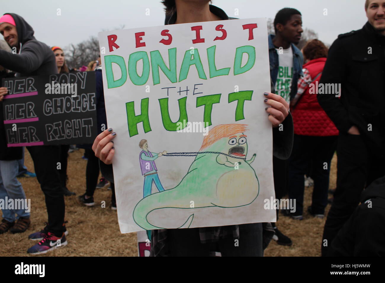 Distrikt von Columbia, USA. 21 Jan, 2017. Eine Demonstrantin hält ein Schild, Präsident Donald Trump als Star Wars Charakter Jabba der Hutt zurück durch eine Kette mit der Bildunterschrift "SIST DONALD DER HUTT' gehalten wird. Stockfoto