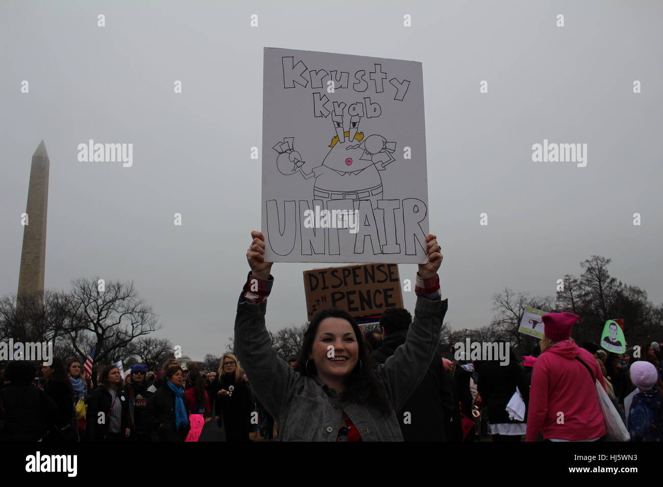 Distrikt von Columbia, USA. 21 Jan, 2017. Eine Frau auf dem Rasen des Weißen Hauses hält ein Schild mit Präsident Donald Trump als Spongebob Schwammkopf Charakter Eugene Krabs mit der Beschriftung 'Krossen Krabbe/unfair" dargestellt. Stockfoto