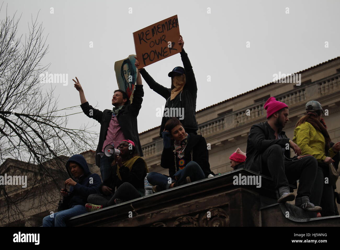 Distrikt von Columbia, USA. 21 Jan, 2017. Die Demonstranten sitzen und stehen an der Spitze einer konkreten Struktur Gesänge von Zeichen um zu starten. Stockfoto