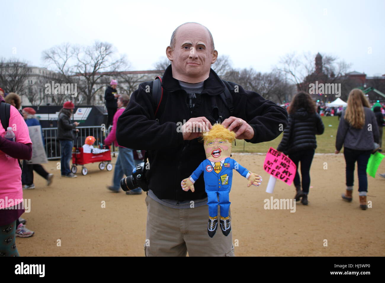 Distrikt von Columbia, USA. 21 Jan, 2017. Ein Mann trägt eine Maske des russischen Präsidenten Wladimir Putin und hält eine Puppe von Präsident Donald Trump. Stockfoto