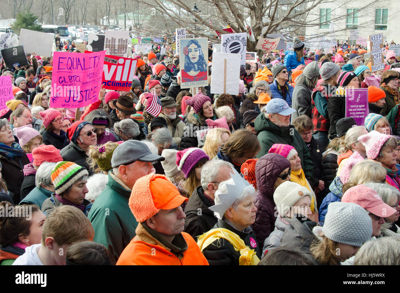 Augusta, Maine, USA. 21. Januar 2017. Frauen Marsch auf Maine Rallye vor der Maine State Capitol. Der Marsch auf Maine ist eine Schwester Rallye an der Frauen Marsch auf Washington. Bildnachweis: Jennifer Booher/Alamy Live-Nachrichten Stockfoto