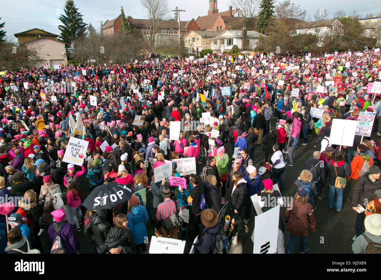 Seattle, Washington, USA. 21. Januar 2017. Eine gut gelaunt Menge der Womens Marsch durch die Straßen von Seattle start vorbereitet. Der Marsch durch die Innenstadt, die 3,6 Meilen übergeben. Es gab mehr als 1.300.000 Anti-Trump-Demonstranten. Die Demonstranten trugen Zeichen anstatt zu schreien oder singen. Die Frauen März in Seattle war friedlich. Es war das größte out-Gießen von demokratischen Protest Seattle je gesehen hatte. Bildnachweis: Frühling Bilder/Alamy Live-Nachrichten Stockfoto
