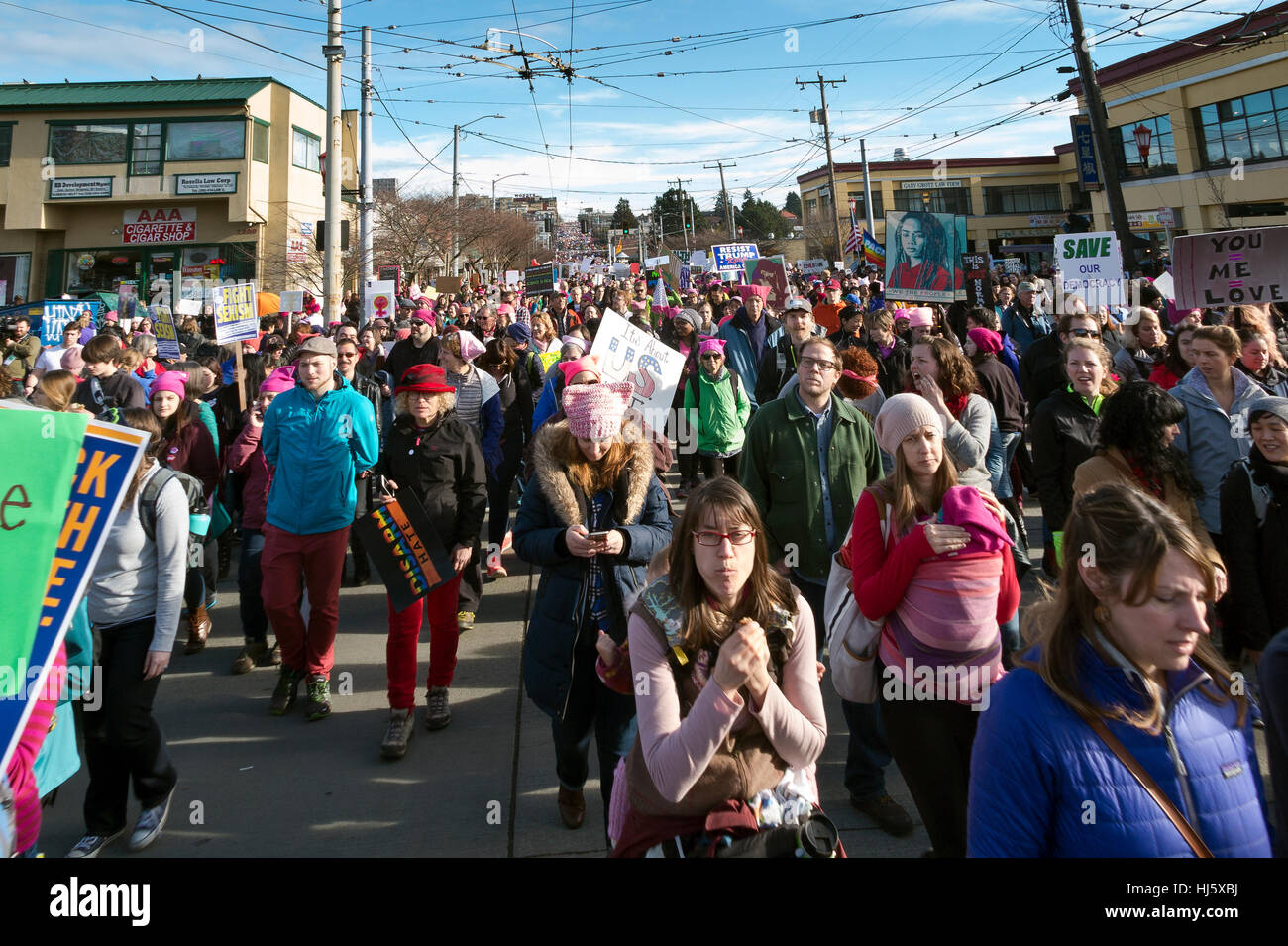 Seattle, Washington, USA. 21. Januar 2017. Ein gutes natured Publikum füllt der Innenstadt auf dem 3,6 Meilen weg mit den anderen 1.300.000 Anti-Trump-Demonstranten in die Straßen von Seattle als Menschen Richtung sind. Die Frauen März in Seattle war friedlich. Es war das größte out-Gießen von demokratischen Protest Seattle je gesehen hatte. Bildnachweis: Frühling Bilder/Alamy Live-Nachrichten Stockfoto