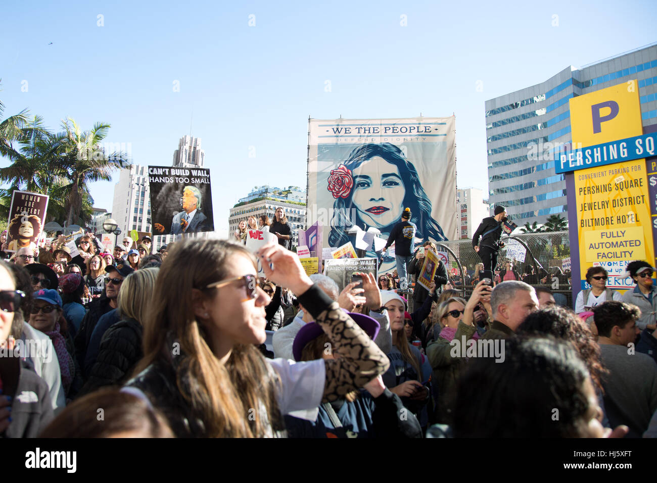Los Angeles, Kalifornien, USA. 21. Januar 2017.  Teilnehmer in The Women März Los Angeles versammelten sich zu einer Kundgebung vor dem Marsch in Pershing Square in der Innenstadt von Los Angeles, Kalifornien, USA.   © Sheri Determan/Alamy Live-Nachrichten Stockfoto