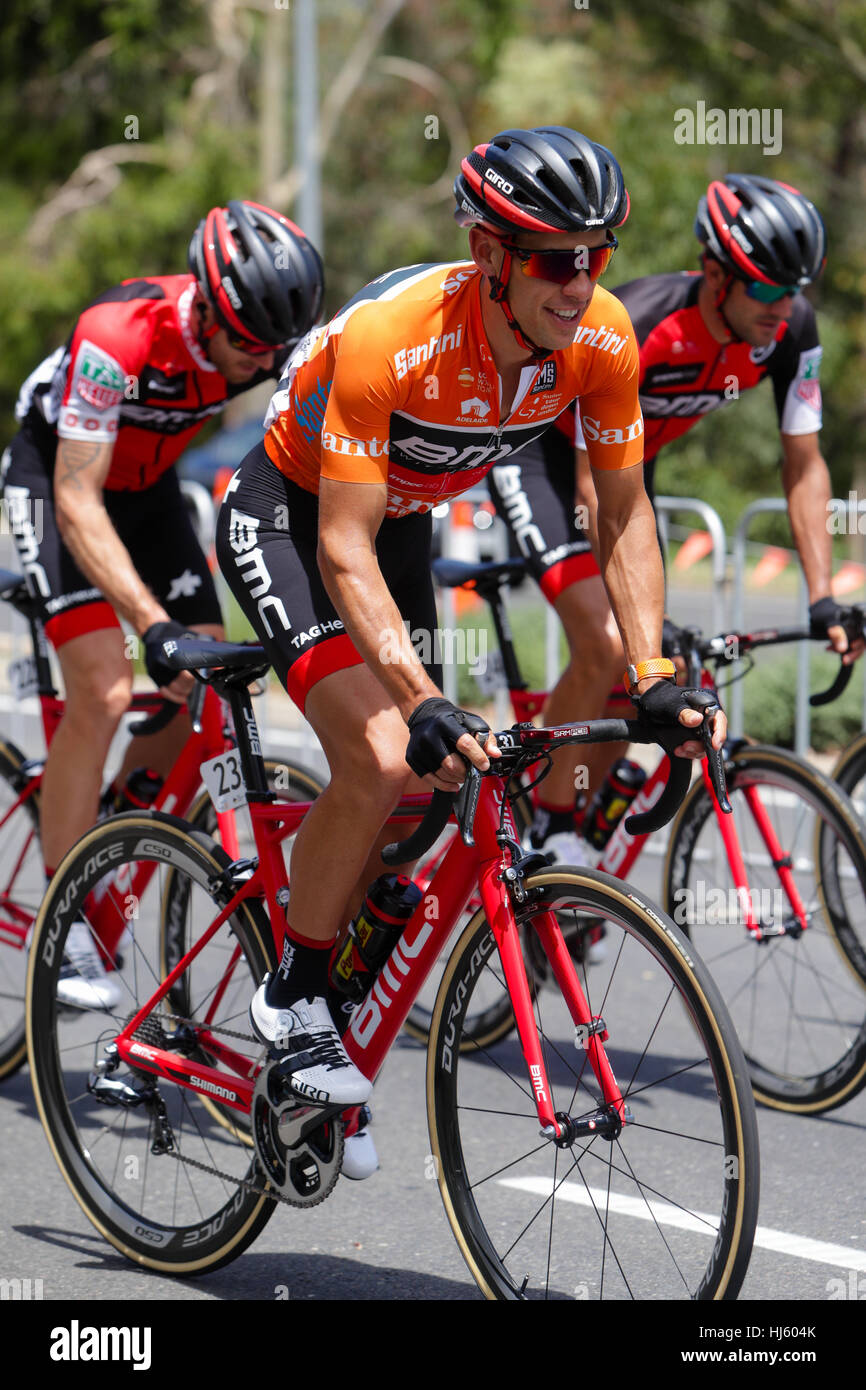 Adelaide, Australien. Werden Sie sicher werden gesehen MAC Stage 6 Stadtkurs, Santos Tour Down Under, 22. Januar 2017. Ocker Trikot Race Leader Richie Porte des BMC Team schauen entspannt vor der Stufe 6 mit 48 Sekunden führen auf die Gesamtwertung. Bildnachweis: Peter Mundy/Alamy Live-Nachrichten Stockfoto