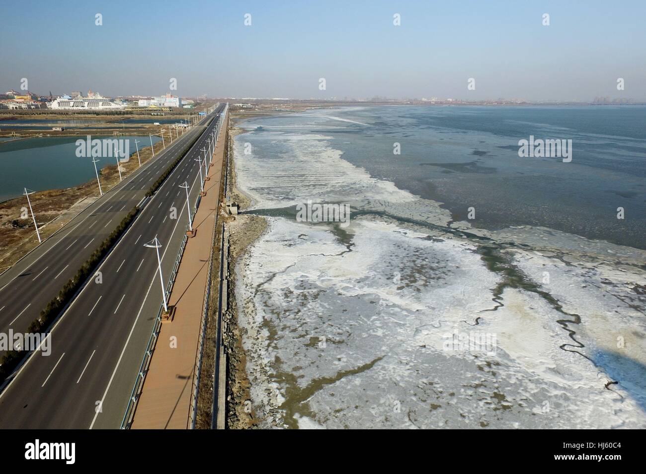 Qingdao, Qingdao, China. 22. Januar 2017. Qingdao, CHINA-Januar 22 2017: (nur zur redaktionellen Verwendung. CHINA HERAUS). Luftaufnahmen des Meereises in der Jiaozhou-Bucht in Qingdao, Ost-China Shandong, 22. Januar 2017. Da die Temperatur stark in Qingdao gesunken, erstreckte sich das Meereis für mehr als 10 Kilometer, so dass einige Fischerboote in das gefrorene Wasser an der Jiaozhou-Bucht gestrandet. Bildnachweis: SIPA Asien/ZUMA Draht/Alamy Live-Nachrichten Stockfoto