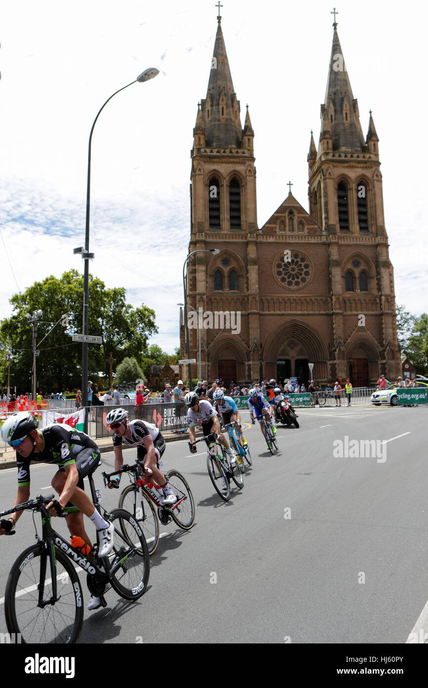 Adelaide, Australien. Werden Sie sicher werden gesehen MAC Stage 6 Stadtkurs, Santos Tour Down Under, 22. Januar 2017. Gruppe von Johannes Frohlinger (Team Sunweb) Weg zu brechen. Ben O'Connor (Dimension Data), Jaco Venter (Dimension Data), Thomas De Gendt (Lotto-Soudal), Francois Bidard (AG2R La Mondiale) und Jack Bauer (Quick-Step Böden) Pässe St. Peters Dom Credit: Peter Mundy/Alamy Live News Stockfoto