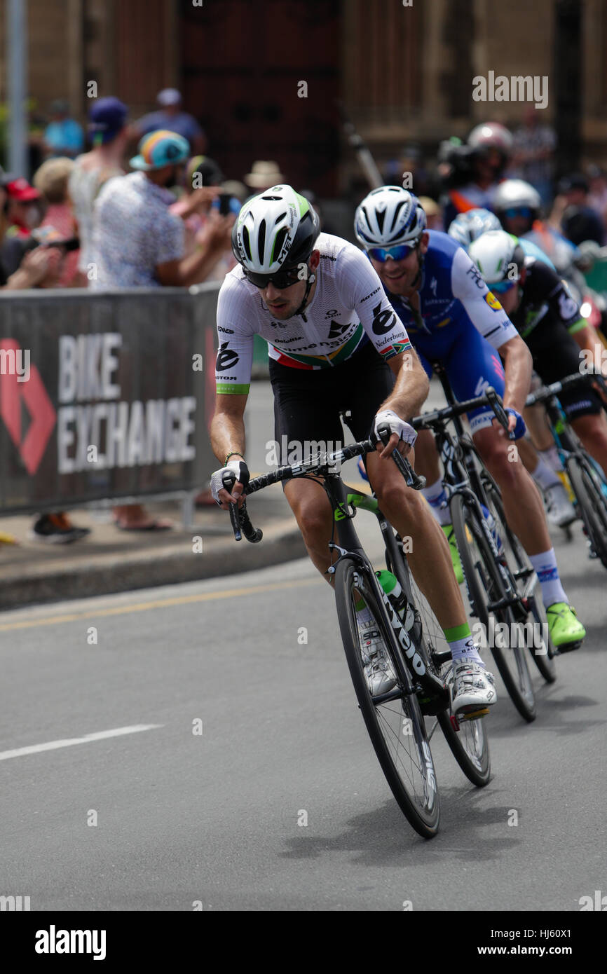 Adelaide, Australien. Werden Sie sicher werden gesehen MAC Stage 6 Stadtkurs, Santos Tour Down Under, 22. Januar 2017. Johannes Frohlinger (Team Sunweb). Ben O'Connor (Dimension Data), Jaco Venter (Dimension Data), Thomas De Gendt (Lotto-Soudal), Francois Bidard (AG2R La Mondiale) und Jack Bauer (Quick-Step Böden) sind in der Ausreißergruppe. Bildnachweis: Peter Mundy/Alamy Live-Nachrichten Stockfoto